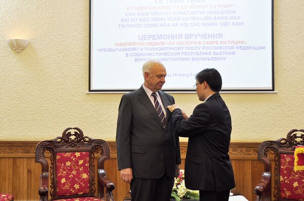 Đại sứ Nga tại Việt Nam K.V.Vnukov được trao tặng Kỷ niệm chương Vì sự nghiệp Tư pháp - Sputnik Việt Nam