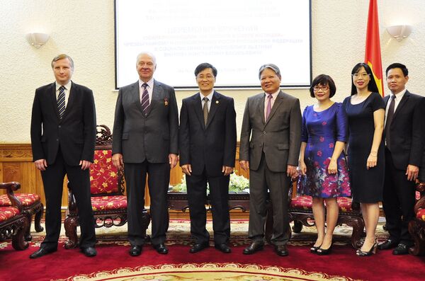 Ngày 10 tháng 5 tại Bộ Tư pháp CHXHCN Việt Nam đã diễn ra lễ trao tặng Kỷ niệm chương Vì sự nghiệp Tư pháp cho Đại sứ Nga tại Việt Nam K.V.Vnukov. - Sputnik Việt Nam