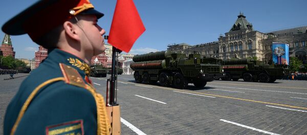 Hệ thống tên lửa phòng không tầm xa và tầm trung S-400 trong cuộc diễu binh trên Quảng trường Đỏ - Sputnik Việt Nam