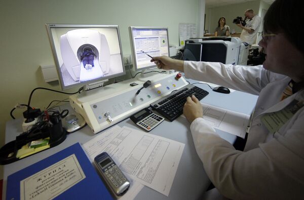 Dùng dao gamma quay điều trị u não Dùng dao gamma quay điều trị u não - Sputnik Việt Nam