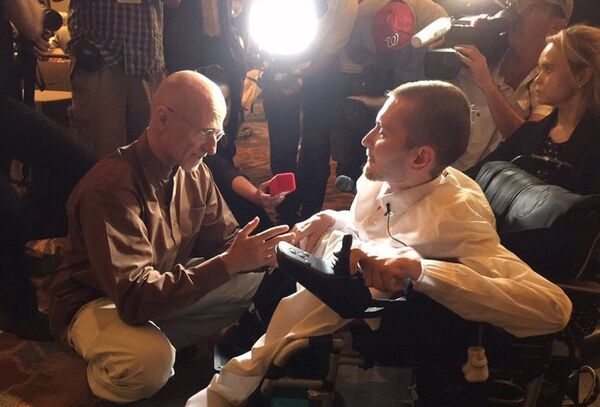 bác sĩ phẫu thuật Sergio Kanavero và Valery Spiridonov - Sputnik Việt Nam