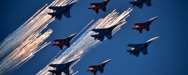 Màn trình diễn máy bay Su-27 và MiG-29 ấn tượng nhân dịp kỷ niệm Ngày Chiến thắng tại Quảng trường Đỏ ở Matxcơva Màn trình diễn máy bay Su-27 và MiG-29 ấn tượng nhân dịp kỷ niệm Ngày Chiến thắng tại Quảng trường Đỏ ở Matxcơva - Sputnik Việt Nam