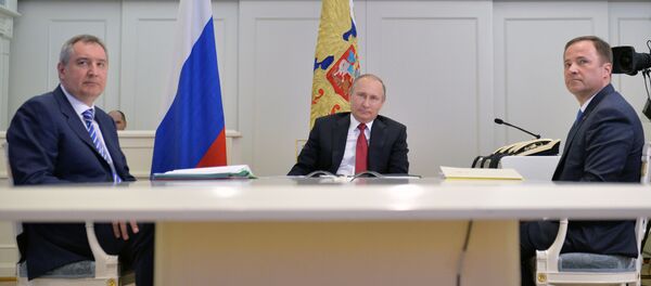 Tổng thống Nga Vladimir Putin gặp Phó Thủ tướng Dmitry Rogozin, người đứng đầu Cơ quan Vũ trụ Liên bang, ông Igor Komarov Tổng thống Nga Vladimir Putin gặp Phó Thủ tướng Dmitry Rogozin, người đứng đầu Cơ quan Vũ trụ Liên bang, ông Igor Komarov - Sputnik Việt Nam