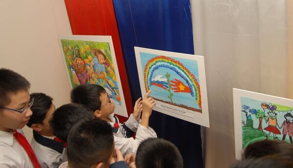 Tranh của các em dự cuộc thi vẽ tranh thiếu nhi “Em vẽ Việt Nam – Em vẽ nước Nga” - Sputnik Việt Nam