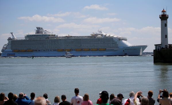 Tàu du lịch lớn nhất trên thế giới “Harmony of the seas” ở hai cảng thành phố Pháp Saint-Nazaire - Sputnik Việt Nam