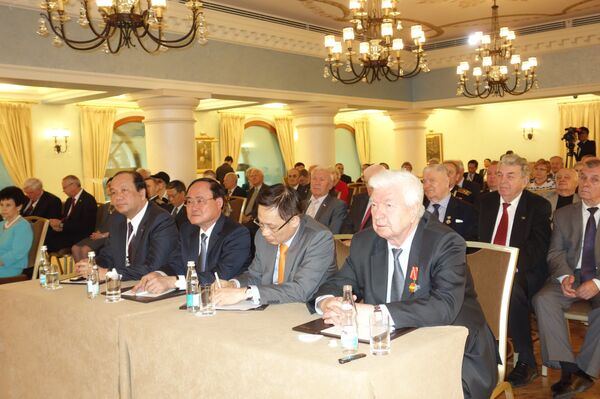 Thủ tướng Nguyễn Xuân Phúc với các đại diện Hội Hữu nghị Nga-Việt và Hội Cựu chiến binh Nga - Sputnik Việt Nam