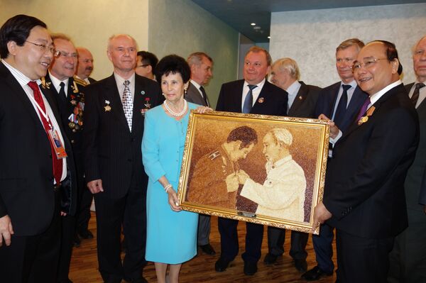 Thủ tướng Nguyễn Xuân Phúc và vợ góa nhà du hành vũ trụ German Titov bà Tamara Titova - Sputnik Việt Nam