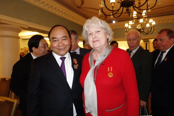 Thủ tướng Nguyễn Xuân Phúc và phát thanh viên đài Sputnik Tatiana Rumyantseva - Sputnik Việt Nam