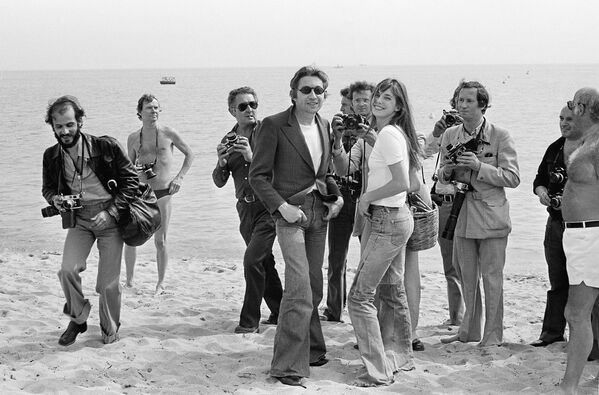 Diễn viên và đạo diễn Serge Gainsbourg với vợ anh, nữ diễn viên Jane Birkin, 1974 - Sputnik Việt Nam