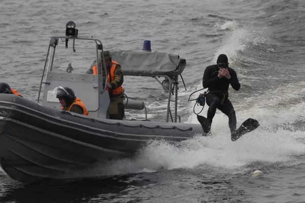 Màn trình diễn của đơn vị huấn luyện chiến đấu đặc biệt Hạm đội Baltic trong lễ kỷ niệm 310 kỷ niệm Hạm đội Baltic tại St Petersburg Màn trình diễn của đơn vị huấn luyện chiến đấu đặc biệt Hạm đội Baltic trong lễ kỷ niệm 310 kỷ niệm Hạm đội Baltic tại St Petersburg - Sputnik Việt Nam