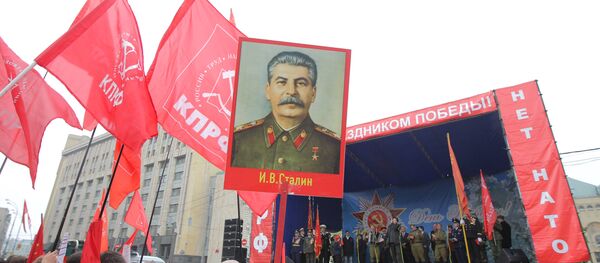 Đảng Cộng sản sử dụng hình ảnh Stalin trong chiến dịch tuyên truyền trước bầu cử - Sputnik Việt Nam