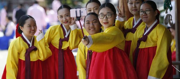 Các cô gái trong trang phục truyền thống Hàn Quốc chụp ảnh selfie, Seoul - Sputnik Việt Nam