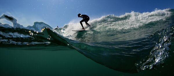 Một người lướt sóng trên Địa Trung Hải - Sputnik Việt Nam