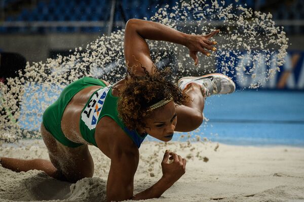 Người đi xe đạp trên bờ sông gần Công viên Olympic ở Sochi vào lúc hoàng hôn Keila Costa, người Brazil, thi đấu tại Giải điền kinh Ibero Mỹ ở Rio de Janeiro - Sputnik Việt Nam