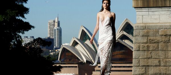 Người mẫu trên nền Nhà hát Opera Sydney vào tuần lễ thời trang Úc - Sputnik Việt Nam