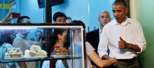 Tổng thống Mỹ Barack Obama sau bữa trưa tại một nhà hàng ở Hà Nội - Sputnik Việt Nam