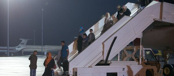 Công dân của Nga và các nước khác bước ra từ chiếc máy bay đã sơ tán họ khỏi Yemen - Sputnik Việt Nam