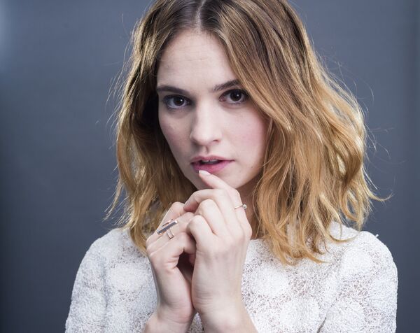 Nữ diễn viên Lily James ở thành phố New York - Sputnik Việt Nam