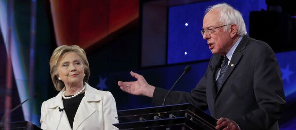 Hillary Clinton và Bernie Sanders Hillary Clinton và Bernie Sanders - Sputnik Việt Nam