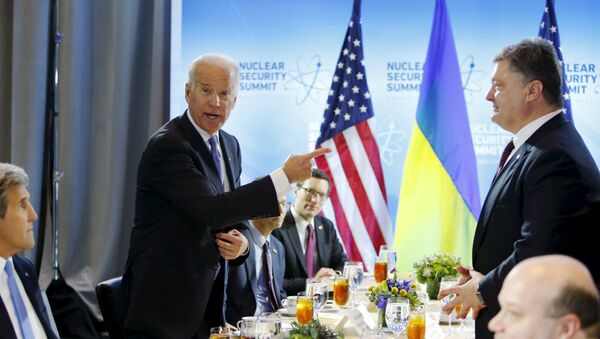 Joe Biden và Petro Poroshenko - Sputnik Việt Nam