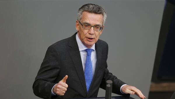 German Interior Minister Thomas de Maiziere addresses a session of Germany's parliament, the Bundestag, in Berlin October 1, 2015. - Sputnik Việt Nam