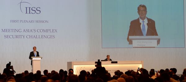 Bộ trưởng Quốc phòng Mỹ Ashton Carter phát biểu tại diễn đàn Đối thoại Shangri-La”ở Singapore - Sputnik Việt Nam