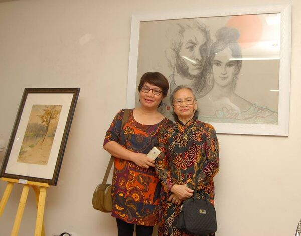 Vợ và con gái họa sĩ Lê Lam bên bức tranh “Pushkin cùng vợ Natalia” - tác phẩm mới nhất của Lê Lam về nước Nga - Sputnik Việt Nam