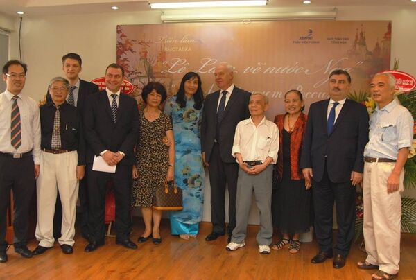 Họa sỹ cùng các vị khách đến dự triển lãm tranh - Sputnik Việt Nam