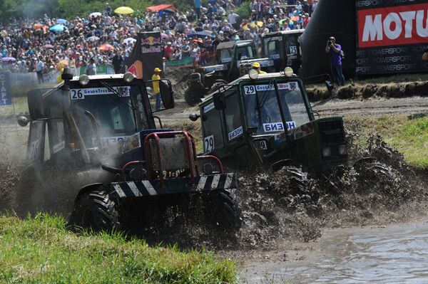 Các thành viên tham gia Bison-Track-Show 2016 ở khu vực Rostov - Sputnik Việt Nam