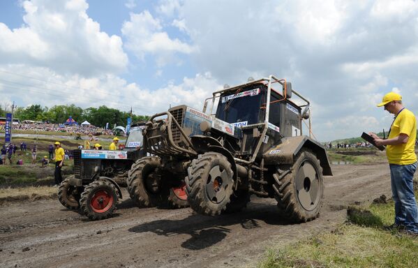 Các thành viên tham gia Bison-Track-Show 2016 trên đường đua trong khu vực Rostov - Sputnik Việt Nam