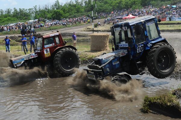 Các thành viên tham gia Bison-Track-Show 2016 trên đường đua trong khu vực Rostov - Sputnik Việt Nam