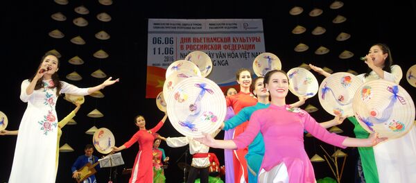 Khai mạc Những ngày Văn hóa Việt Nam tại Nga - Các nghệ sĩ từ Nhà hát Nhạc Vũ Kịch Việt Nam và Học viện Âm nhạc quốc gia Việt Nam chinh phục trái tim khán giả Matxcơva bằng những tiết mục ca vũ và độc tấu nhạc cụ dân tộc đặc sắc - Sputnik Việt Nam