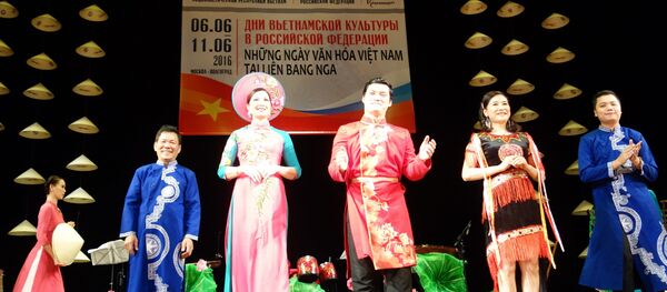 Các nghệ sĩ Việt nam đón nhận những tràng vỗ tay nồng nhiệt không ngớt của khán giả Nga - Sputnik Việt Nam
