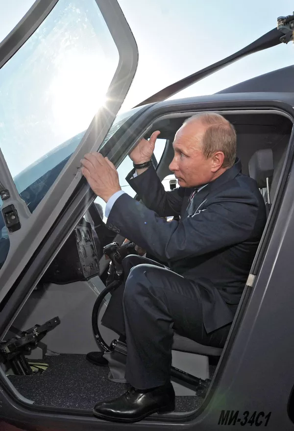 Tổng thống Vladimir Putin kiểm tra buồng lái Mi-34 Tổng thống Vladimir Putin kiểm tra buồng lái Mi-34 - Sputnik Việt Nam