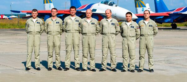 Nhóm Hiệp sĩ Nga  ( Thiếu tá Sergey Eremenko - bên trái) - Sputnik Việt Nam