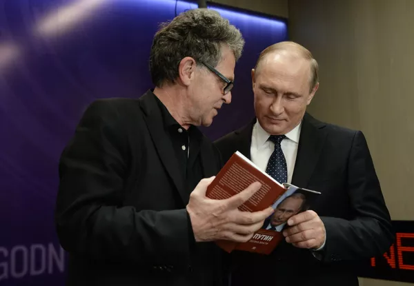 Nhà báo Hubert Seipel của kênh truyền hình Đức ARD / NDR và Tổng thống Nga Vladimir Putin tại lễ ra mắt cuốn sách Putin: logic của quyền lực trong Diễn đàn Kỷ nguyên mới của báo chí: lời từ biệt với dòng chính thống tại Trung tâm báo chí đa phương tiện quốc tế của Hãng thông tấn quốc tế Rossiya Segodnya. Nhà báo Hubert Seipel của kênh truyền hình Đức ARD / NDR và Tổng thống Nga Vladimir Putin tại lễ ra mắt cuốn sách Putin: logic của quyền lực trong Diễn đàn Kỷ nguyên mới của báo chí: lời từ biệt với dòng chính thống tại Trung tâm báo chí đa phương tiện quốc tế của Hãng thông tấn quốc tế Rossiya Segodnya. - Sputnik Việt Nam