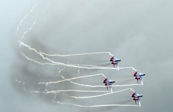 Máy bay tiêm kích đa năng MiG-29 của đội thuật lái nhào lộn Cánh én trong cuộc thi quốc tế Aviadarts 2016 - Sputnik Việt Nam