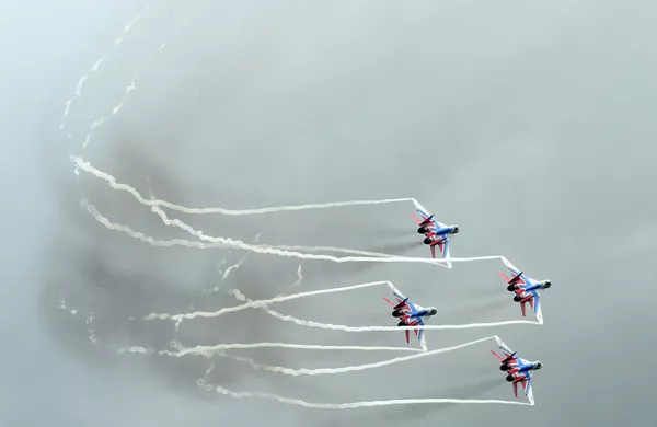 Máy bay tiêm kích đa năng MiG-29 của đội thuật lái nhào lộn Cánh én trong cuộc thi quốc tế Aviadarts 2016 Máy bay tiêm kích đa năng MiG-29 của đội thuật lái nhào lộn Cánh én trong cuộc thi quốc tế Aviadarts 2016 - Sputnik Việt Nam