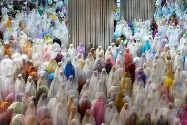 Nữ tín đồ đạo Hồi cầu nguyện trong tháng chay Ramadan tại nhà thờ Hồi giáo Istiqlal ở Jakarta, Indonesia Nữ tín đồ đạo Hồi cầu nguyện trong tháng chay Ramadan tại nhà thờ Hồi giáo Istiqlal ở Jakarta, Indonesia - Sputnik Việt Nam