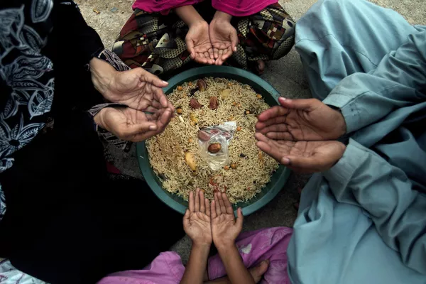 Gia đình cầu nguyện trước bữa ăn trong tháng chay Ramadan ở Karachi, Pakistan Gia đình cầu nguyện trước bữa ăn trong tháng chay Ramadan ở Karachi, Pakistan - Sputnik Việt Nam