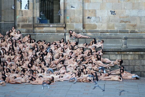 Những người Colombia lõa thể tạo dáng cho tác phẩm của nhiếp ảnh gia người Mỹ Spencer Tunick trên Quảng trường Bolivar tại Bogota - Sputnik Việt Nam