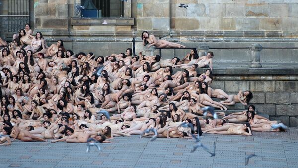 Những người Colombia lõa thể tạo dáng cho tác phẩm của nhiếp ảnh gia người Mỹ Spencer Tunick trên Quảng trường Bolivar tại Bogota - Sputnik Việt Nam