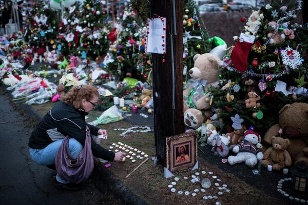 Trường  tiểu học Sandy Hook, Newtown,  bang Connecticut, ngày 14 tháng 12 năm 2012 - Sputnik Việt Nam