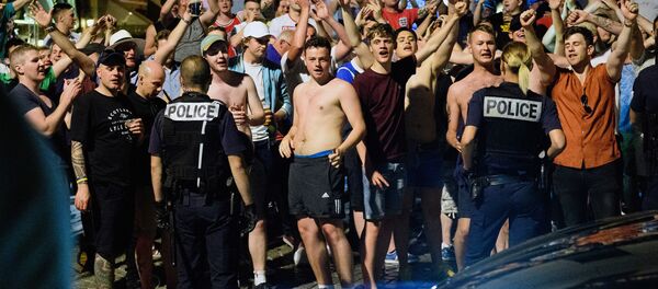 Cảnh sát Pháp và những người hâm mộ - Sputnik Việt Nam