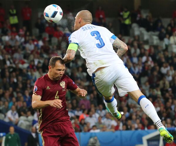 Cầu thủ Sergei Ignashevich của đội tuyển Nga và cầu thủ Martin Skrtel của đội tuyển Slovakia trong trận đấu tại bảng B EURO 2016 - Sputnik Việt Nam