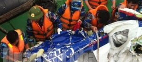 Mảnh vỡ máy bay được tàu CSB 2008 vớt trên biển. - Sputnik Việt Nam