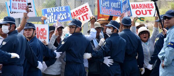 Сảnh sát và người biểu tình ở Okinawa - Sputnik Việt Nam