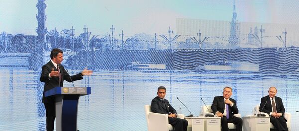 Tổng thống Vladimir Putin Tổng, thống Kazakhstan Nursultan Nazarbayev,người dẫn chương trình trên kênh truyền hình CNN Fareed Zakaria và Thủ tướng Ý Matteo Renzi  tại Diễn đàn Kinh tế Quốc tế St. Petersburg - Sputnik Việt Nam
