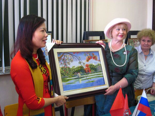 Các đại diện của Liên hiệp Phụ nữ Nga tại cuộc gặp ở Matxcơva với phái đoàn của Hội Liên hiệp Phụ nữ thành phố Hà Nội Các đại diện của Liên hiệp Phụ nữ Nga tại cuộc gặp ở Matxcơva với phái đoàn của Hội Liên hiệp Phụ nữ thành phố Hà Nội - Sputnik Việt Nam