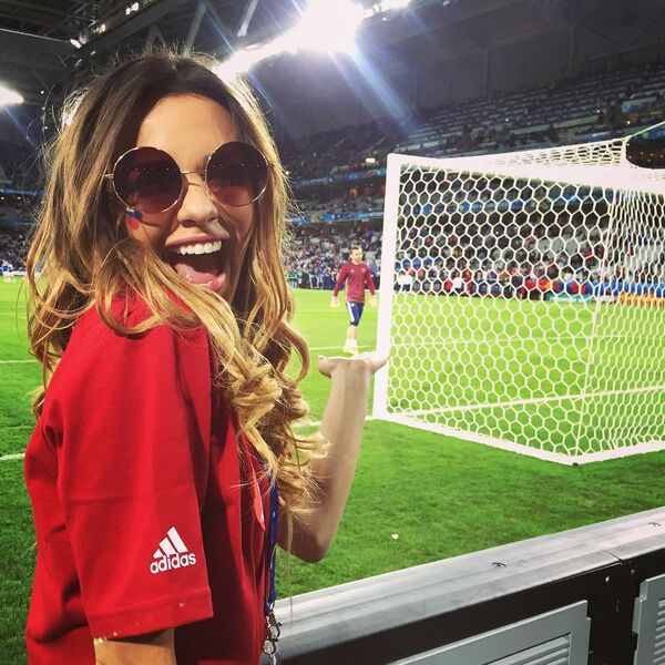 Nữ cổ động viên Nga - Sputnik Việt Nam